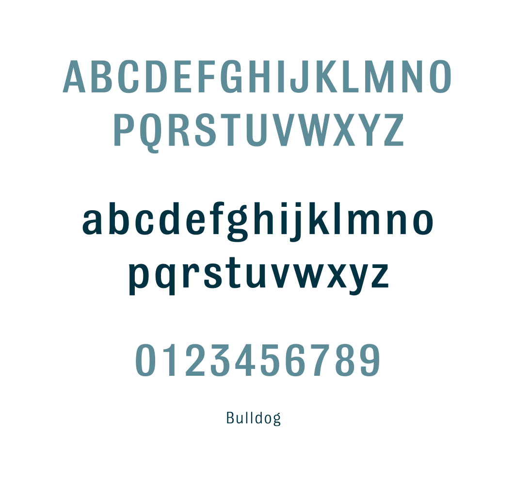 Hellblaue Buchstaben auf weißen Hintergrund