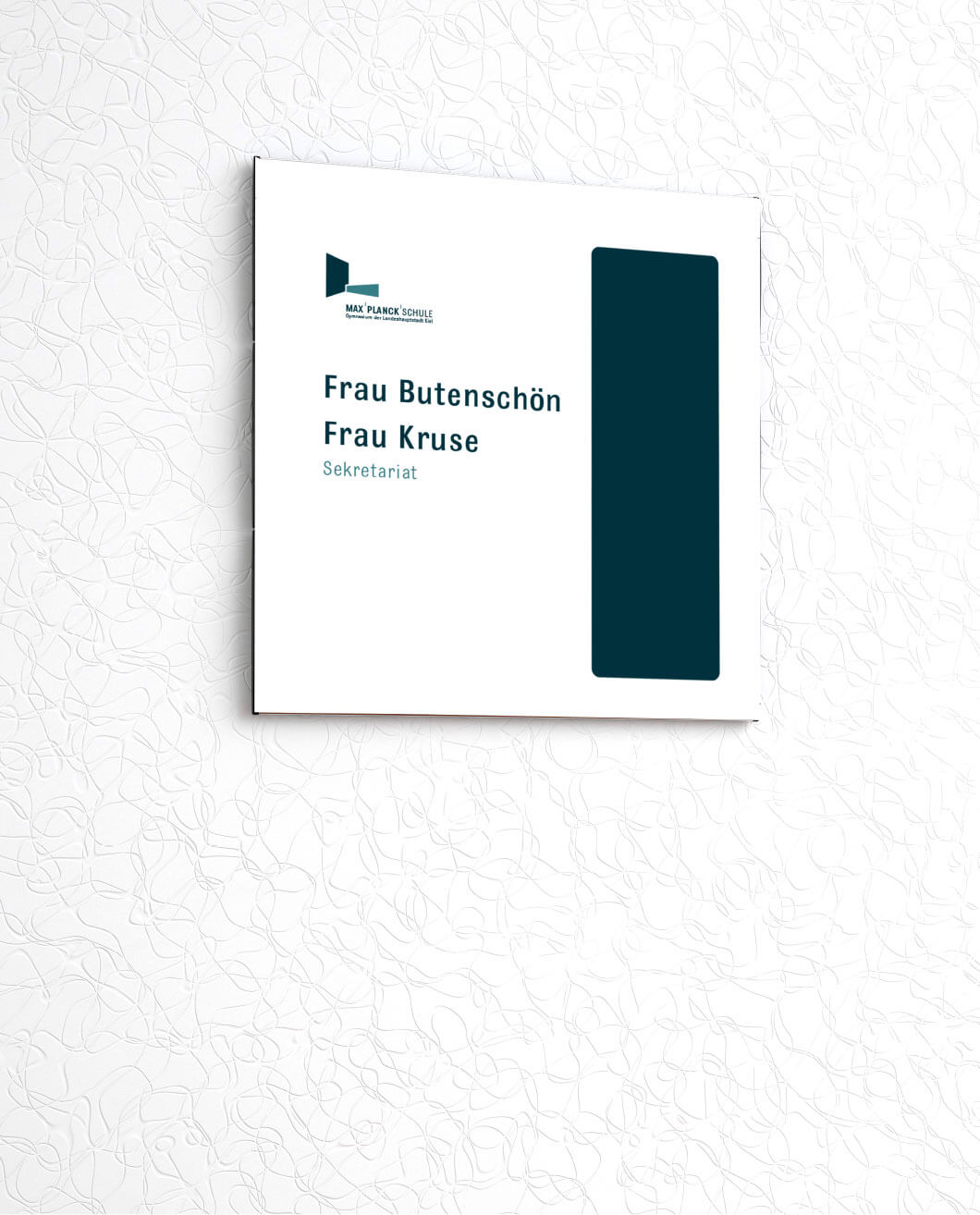 Namensschild an einer Wand