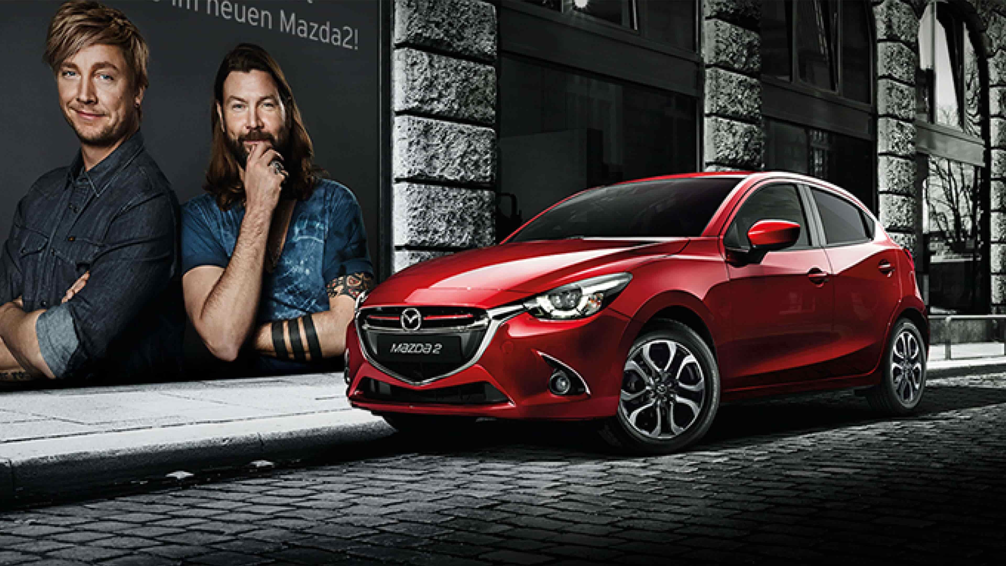 Roter Mazda parkt am Straßenrand