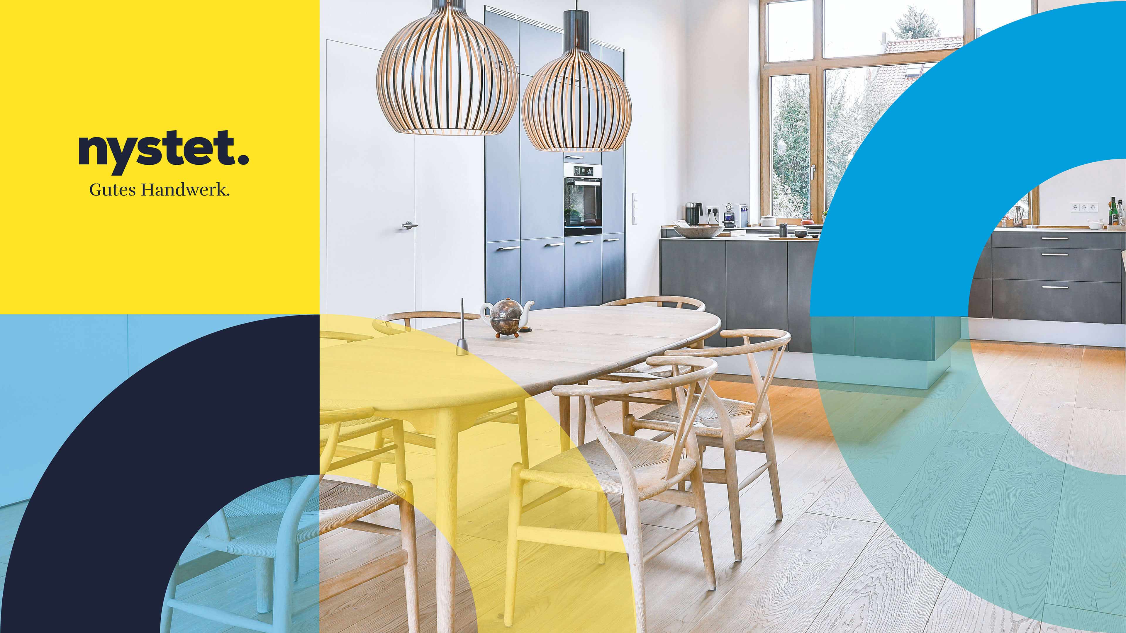 Holztisch mit Stühlen