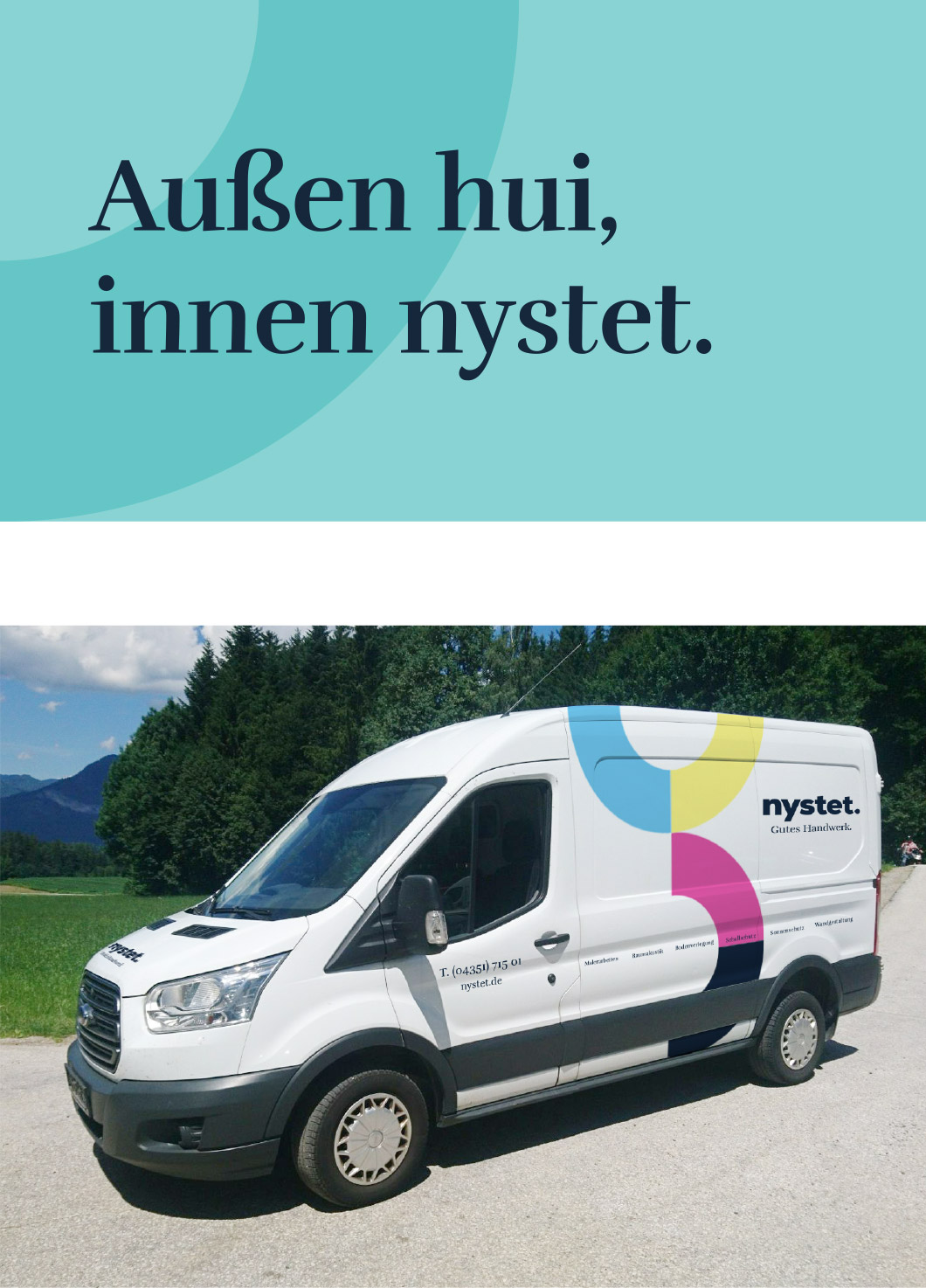 Weißer Dienstwagen von nystet