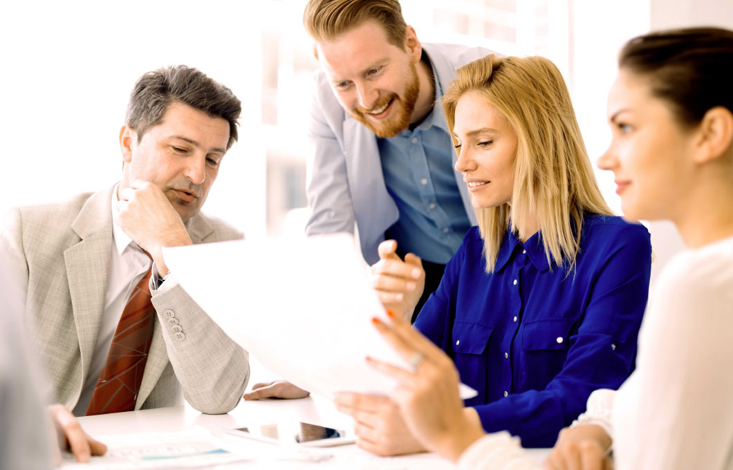 projectanalysts-04.jpg Vier personen diskutieren