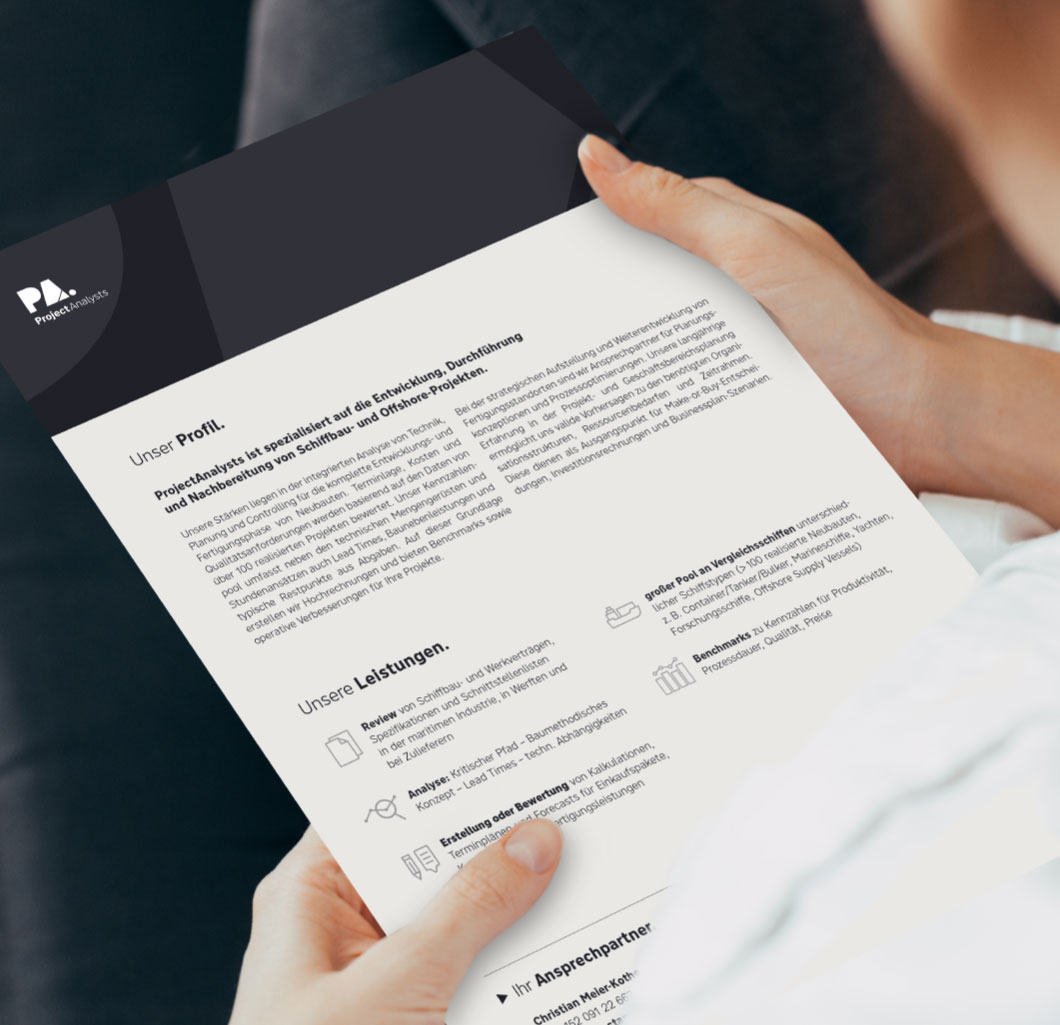 projectanalysts-06.jpg Frau hält Flyer in der Hand