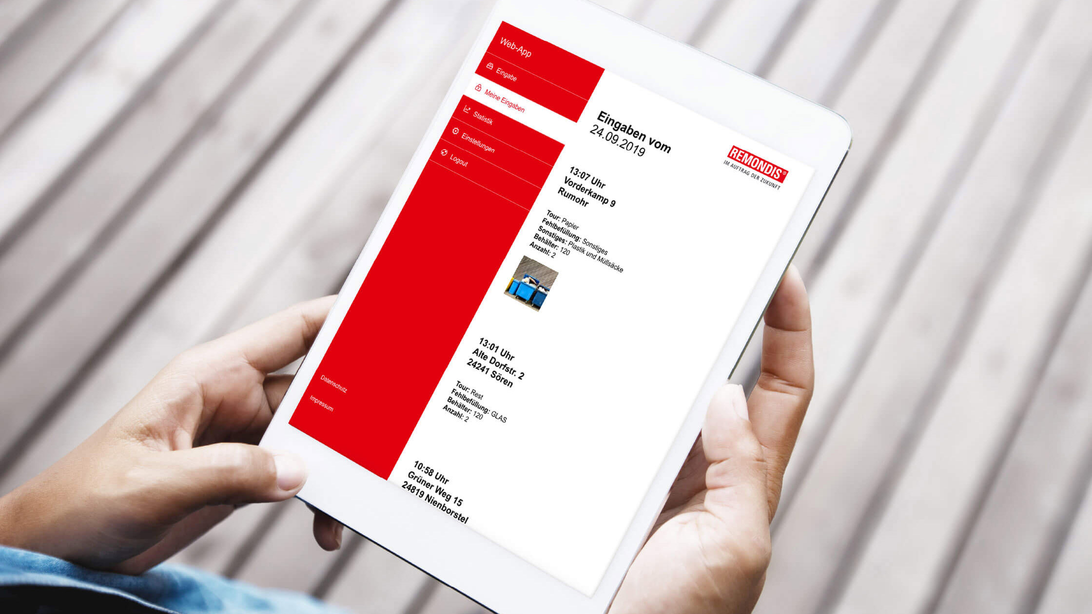Mann liest Remondis Homepage auf Ipad