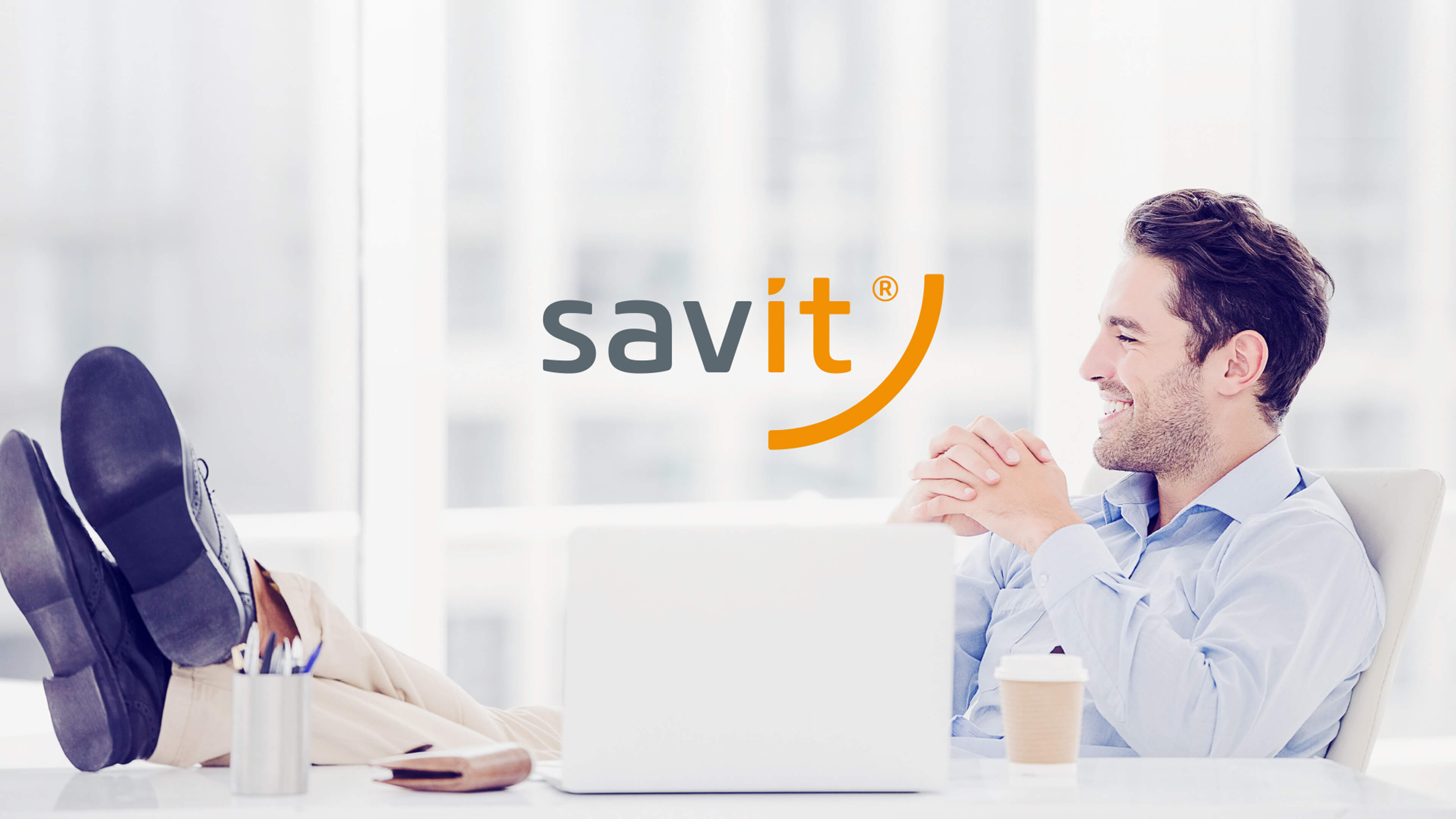 Mann mit hochgelegten Beinen