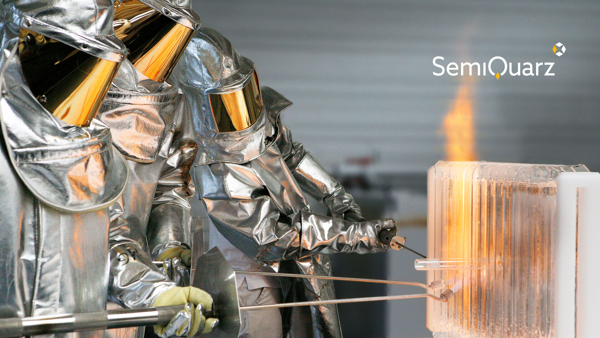 Drei Personen im Schutzanzug