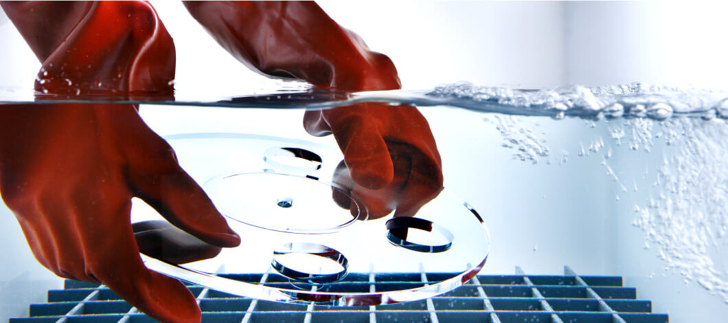 Rote Handschuhe im Wasser