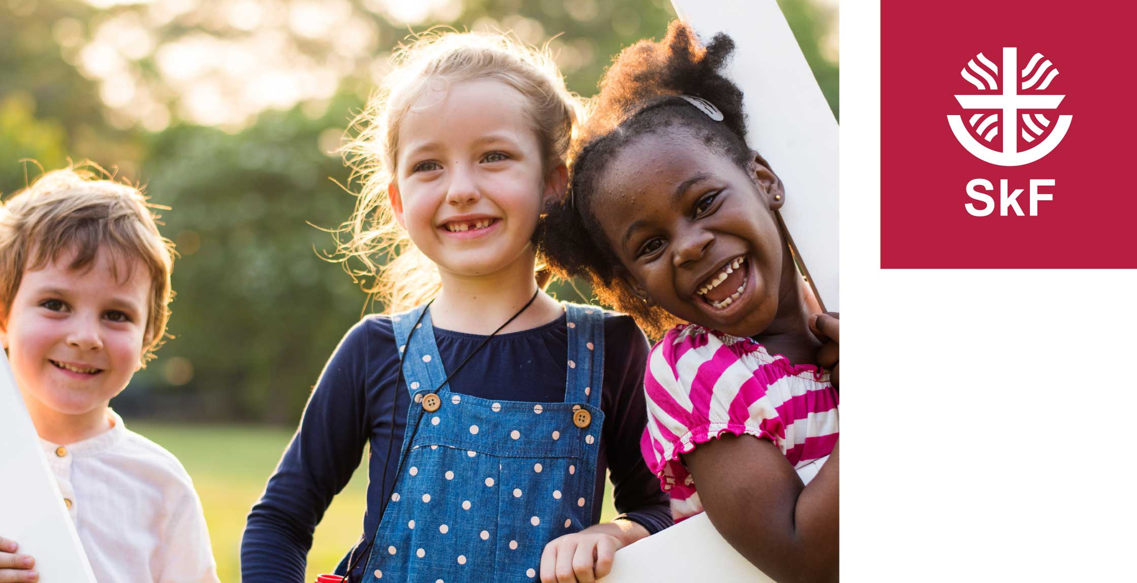 skf-08.jpg Drei Kinder beim spielen