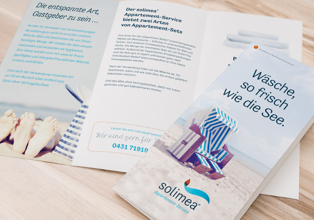 solimea-08.jpg Flyer von Solimea auf Holztisch