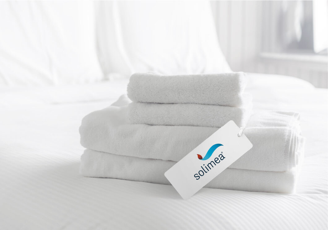 solimea-09.jpg Gefaltete Handtücher auf einem Bett