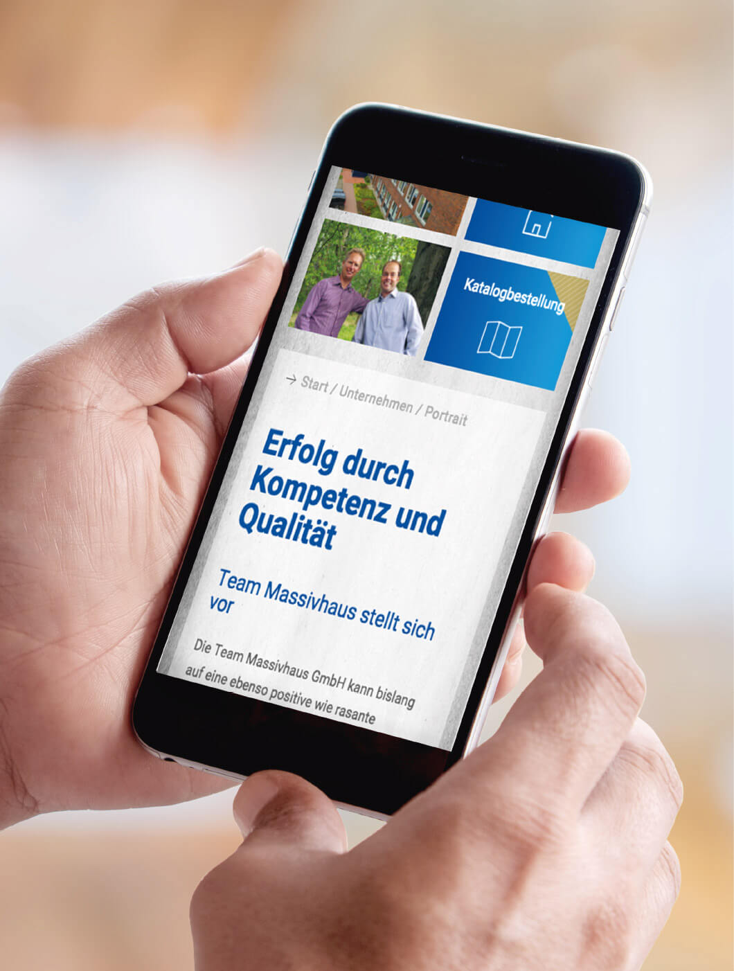 Person hält Smartphone in den Händen