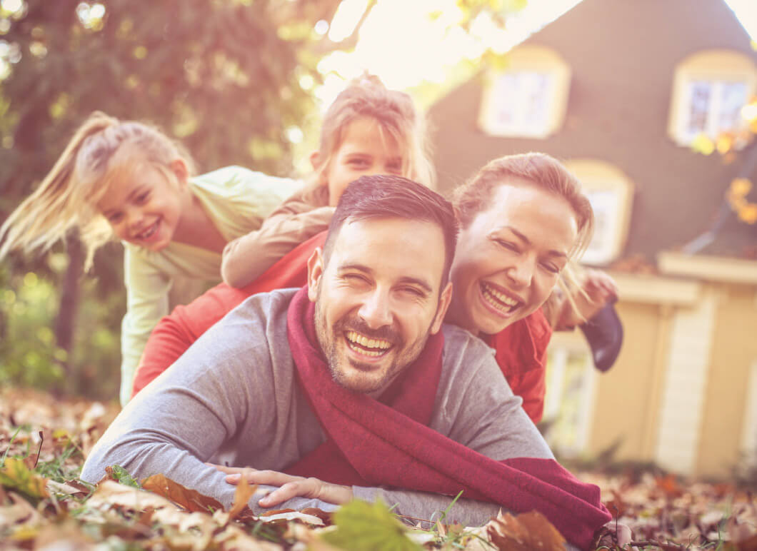 Familie tobt im Garten