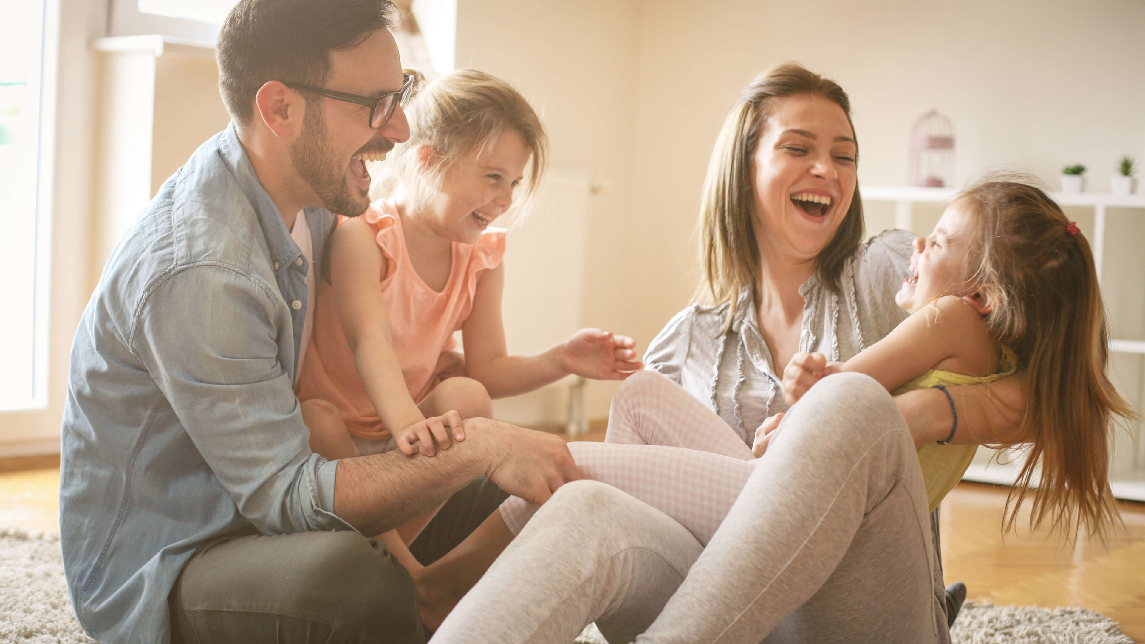 Lachende Familie im Wohnzimmer