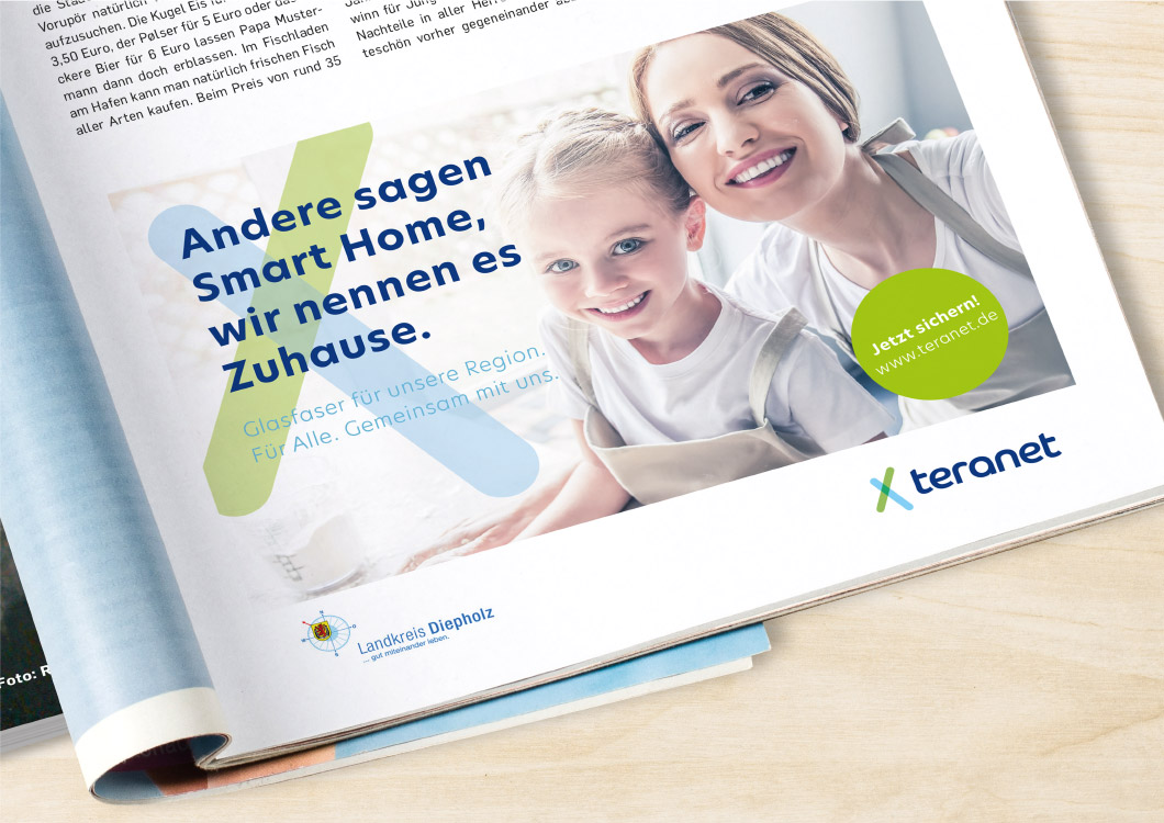 Frau und Kind mit Küchenschürze