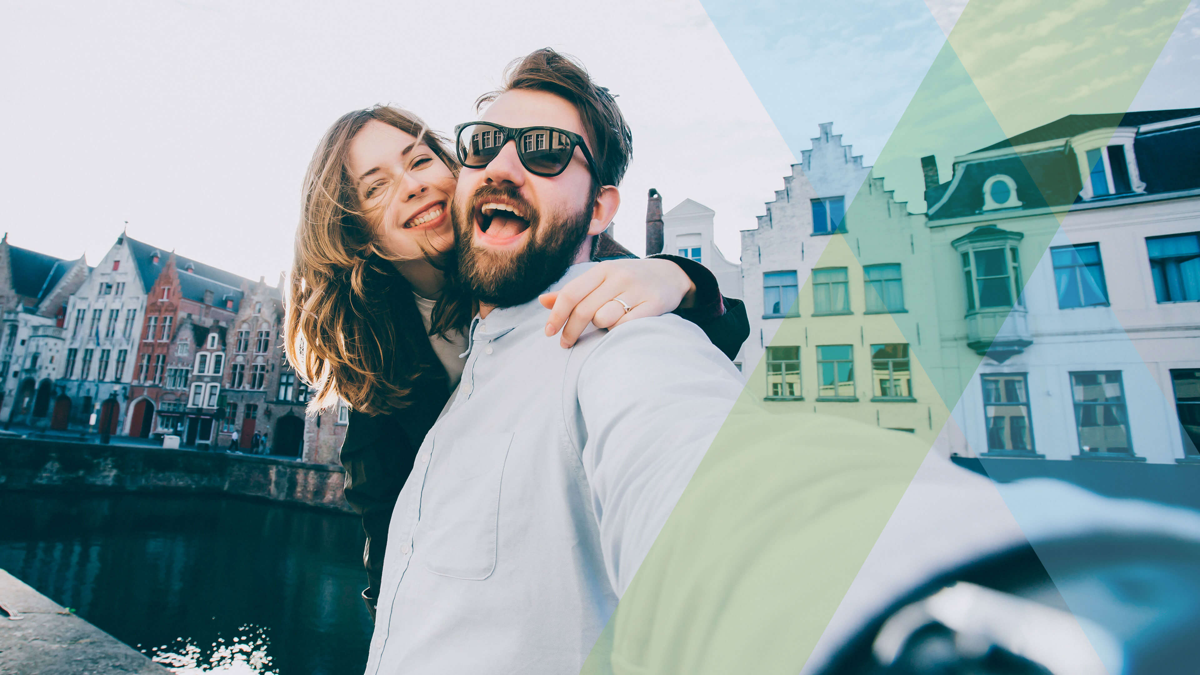 Lachendes Pärchen am Hafen