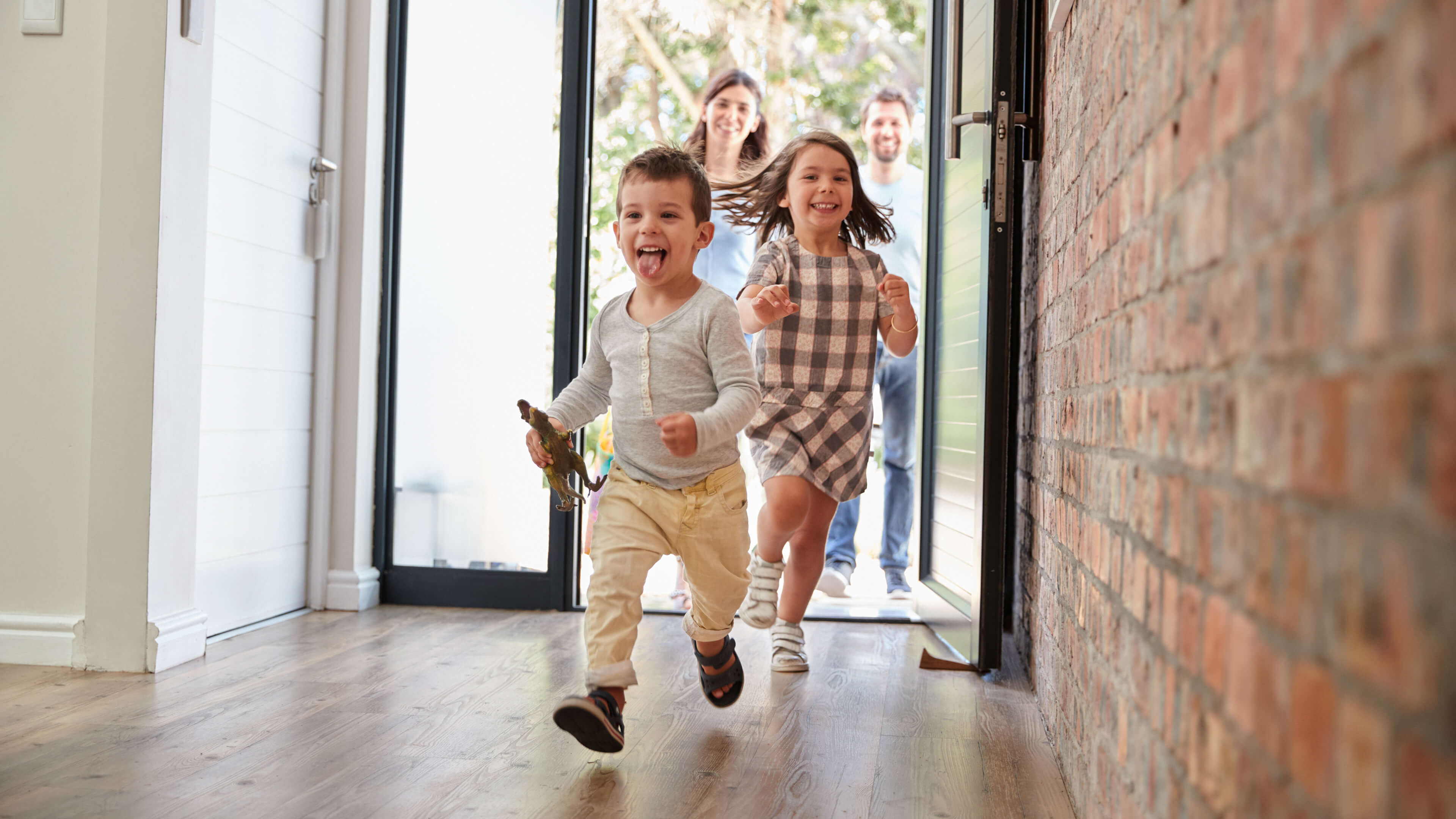 Spielende Kinder im Haus