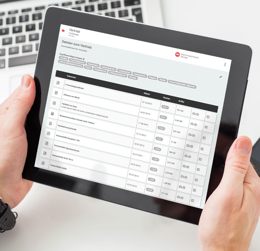 townCountry_07.jpg Mann hält Ipad in der Hand