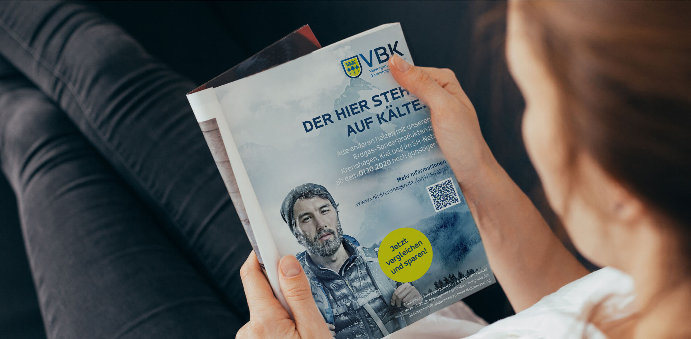 Frau liest Katalog von vbk
