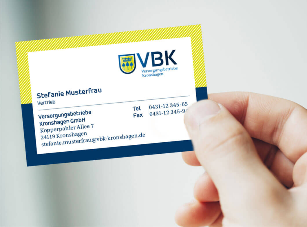 Hand hält Visitenkarte von VBK