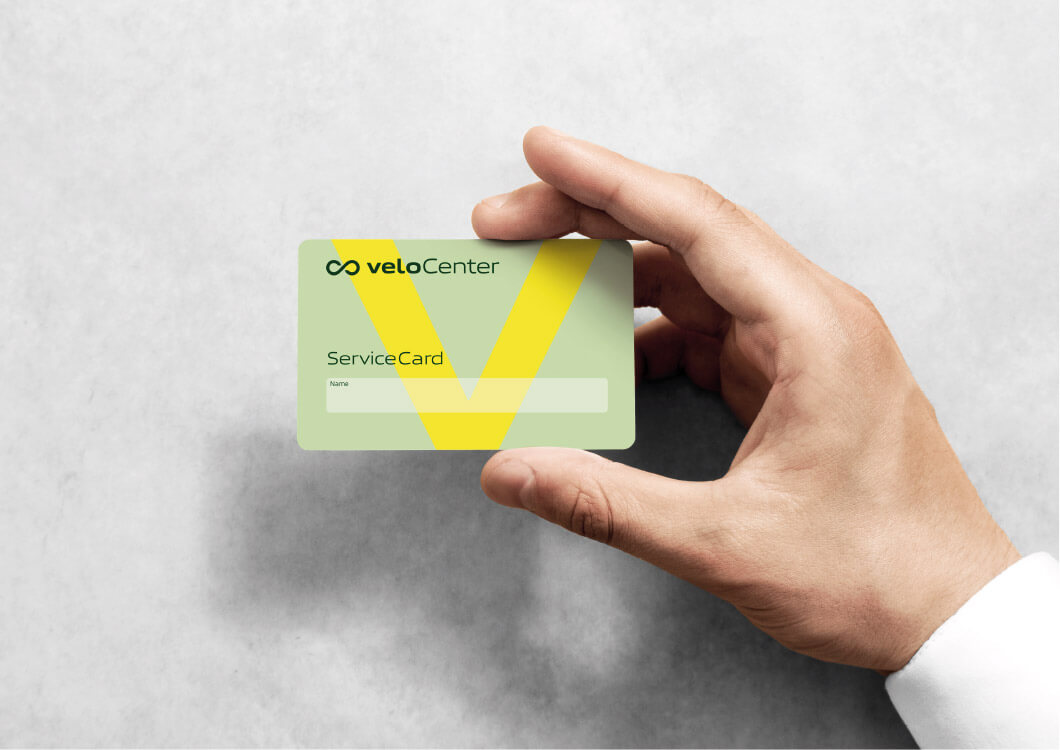Hand hält Servicekarte von Velocenter