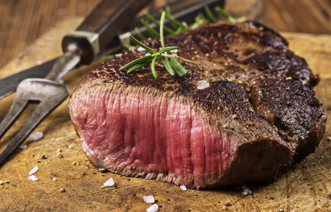 Ein Stück halbrohes Fleisch 