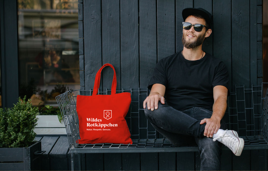 Mann sitzt auf einer Bank