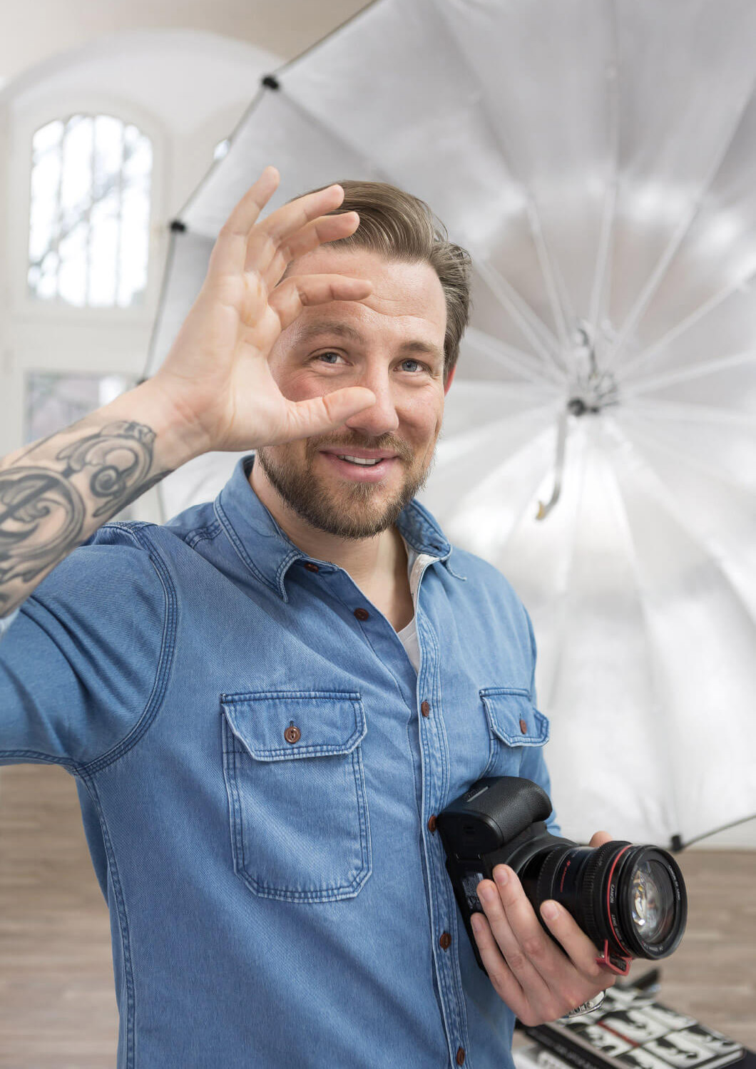 Mann mit Kamera in der Hand