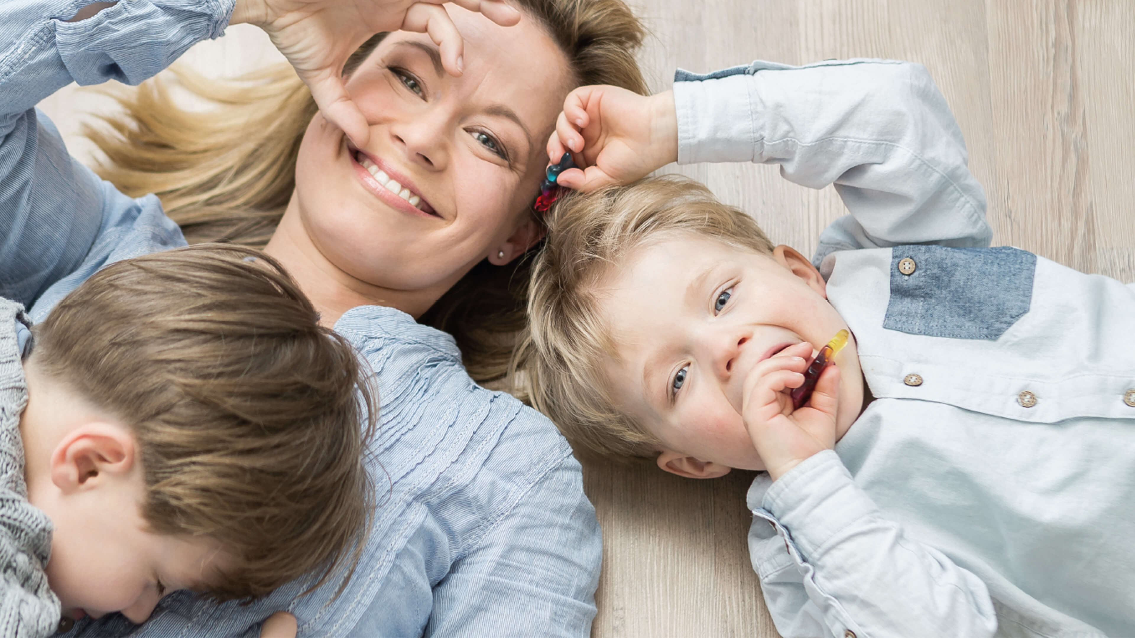 Familienporträt von Mutter und zwei Kinder