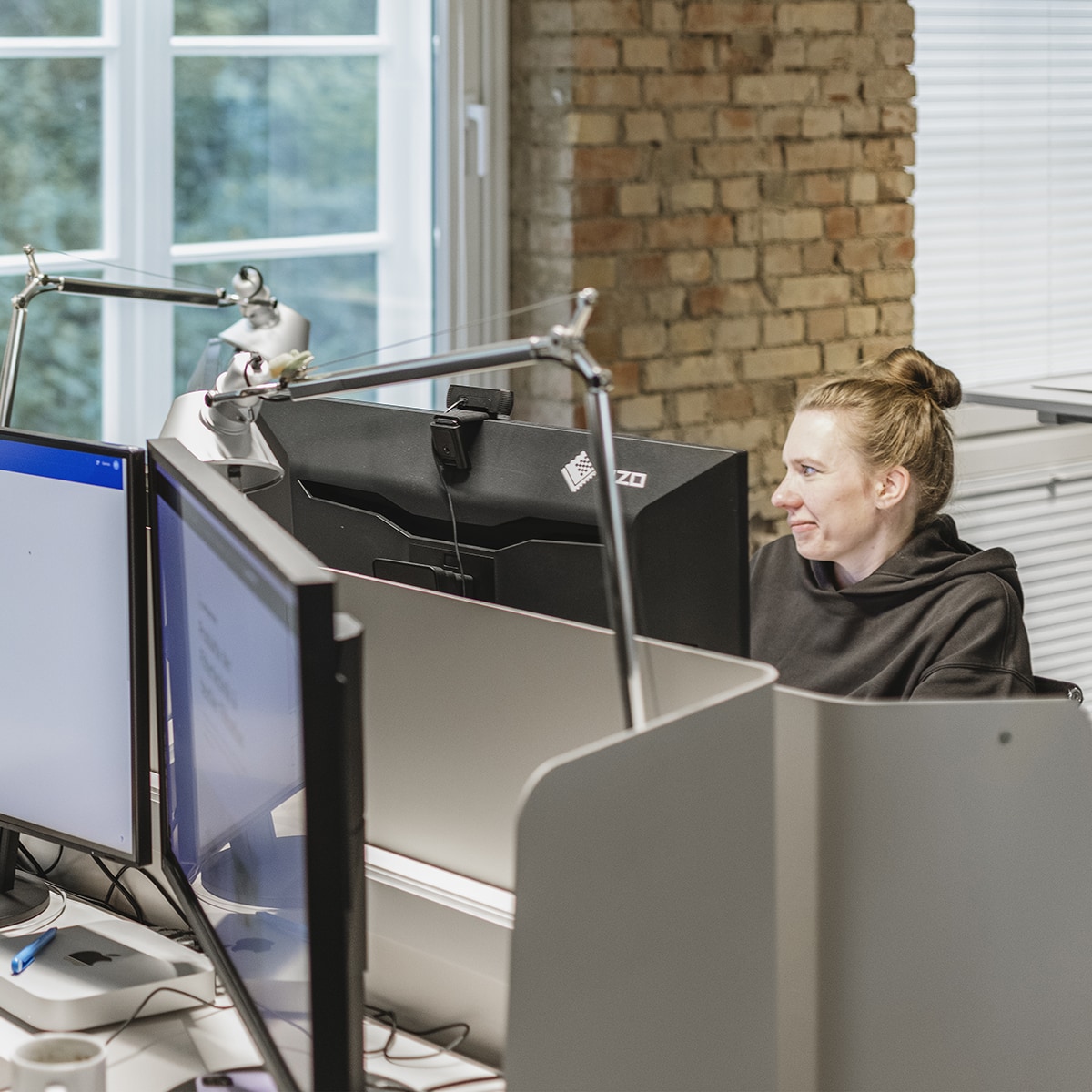 Mitarbeiterin des Teams Online Marketing sitzt an ihrem Bildschirm