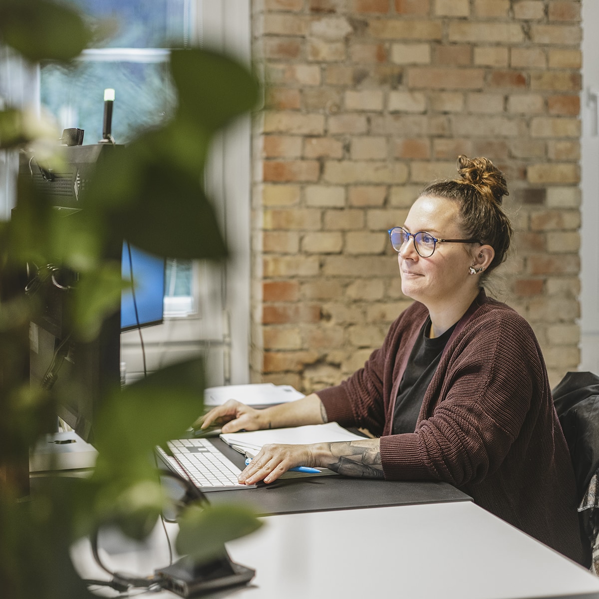 hochzwei-mitarbeitermotiv_M9A2024.jpg Texterin bei HOCHZWEI sitzt an ihrem Arbeitsplatz