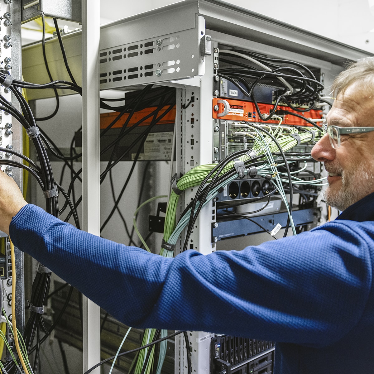 Mitarbeiter von HOCHZWEI im Serverraum