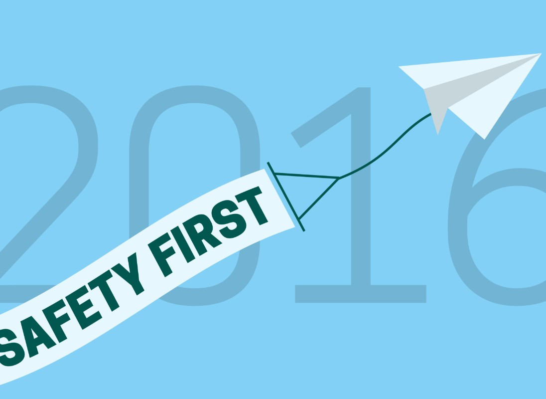 Blauer Hintergrund mit Jahreszahl 2016 und Papierflieger mit Botschaft Safety first