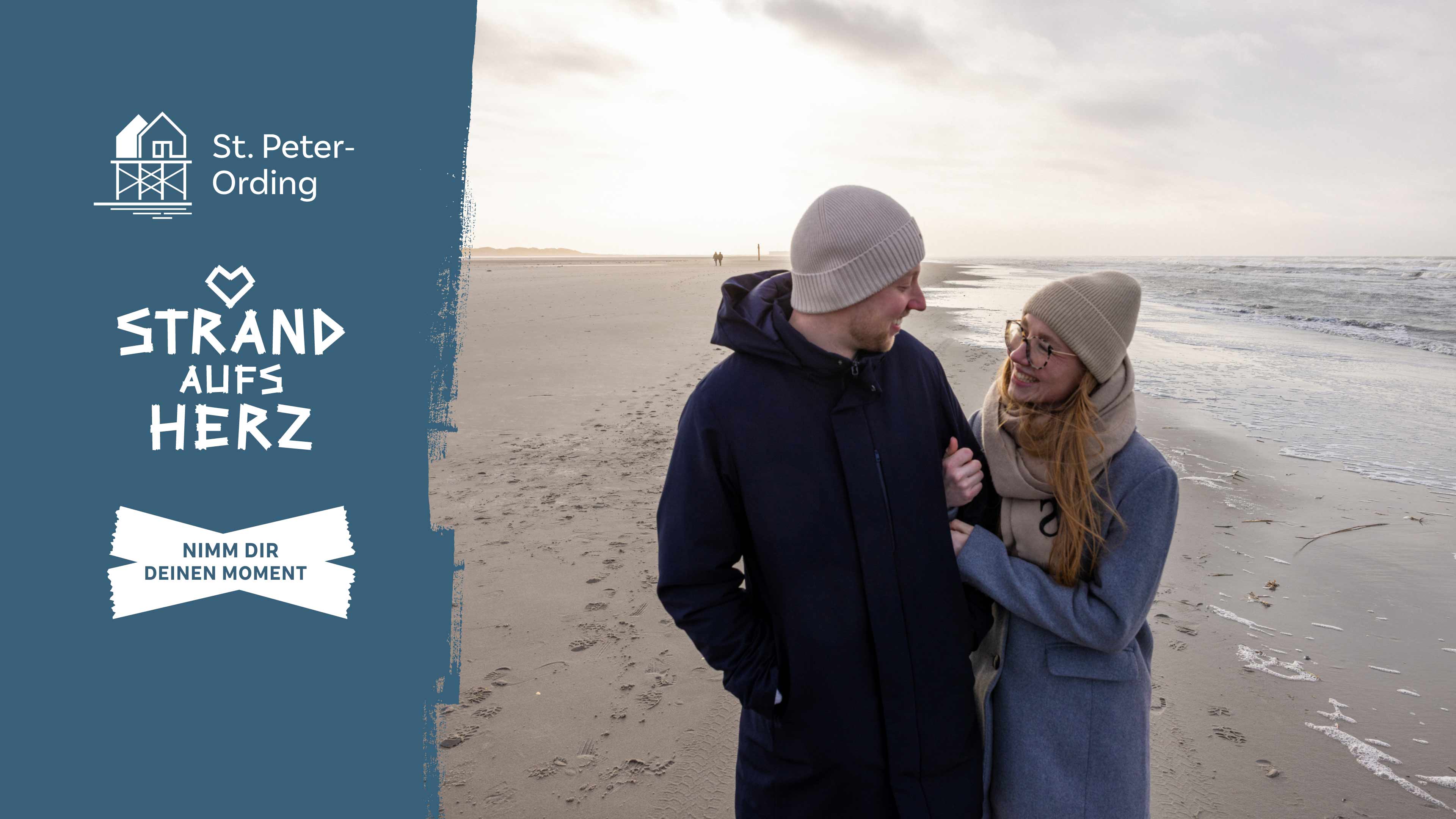Ein Pärchen im Herbst am Strand, daneben der Schriftzug Sankt Peter Ording Strand aufs Herz Nimm dir deinen Moment