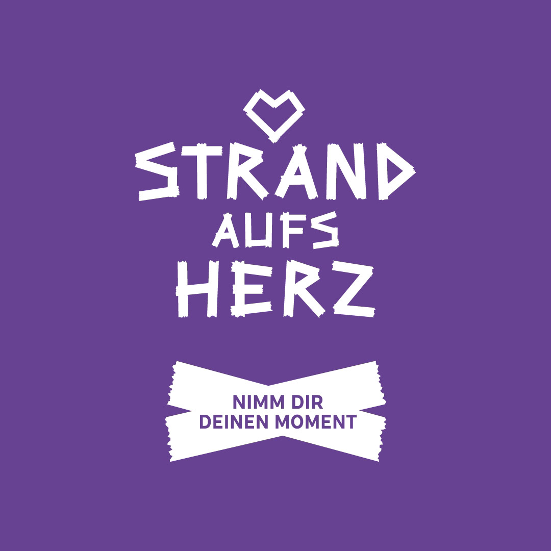 Schriftzug Strand aufs Herz Nimm dir deinen Moment auf lila Hintergrund