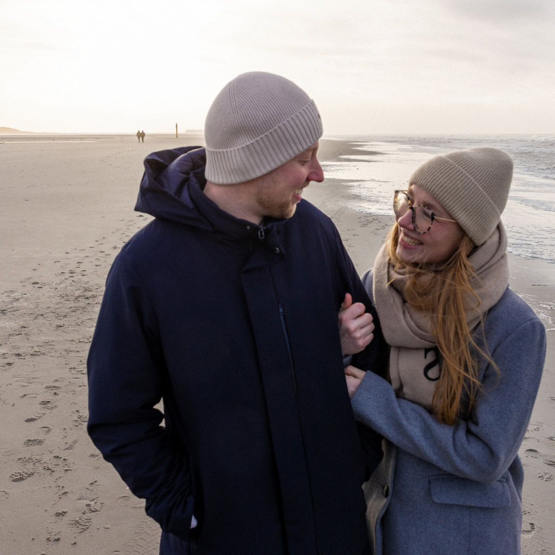 Pärchen im Herbst am Strand