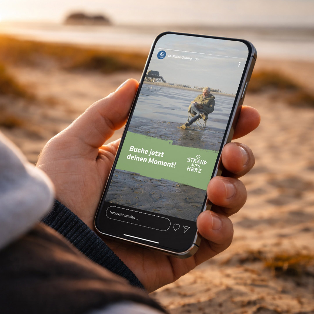 Eine Person hält ein Smartphone mit der Strand aufs Herz Seite