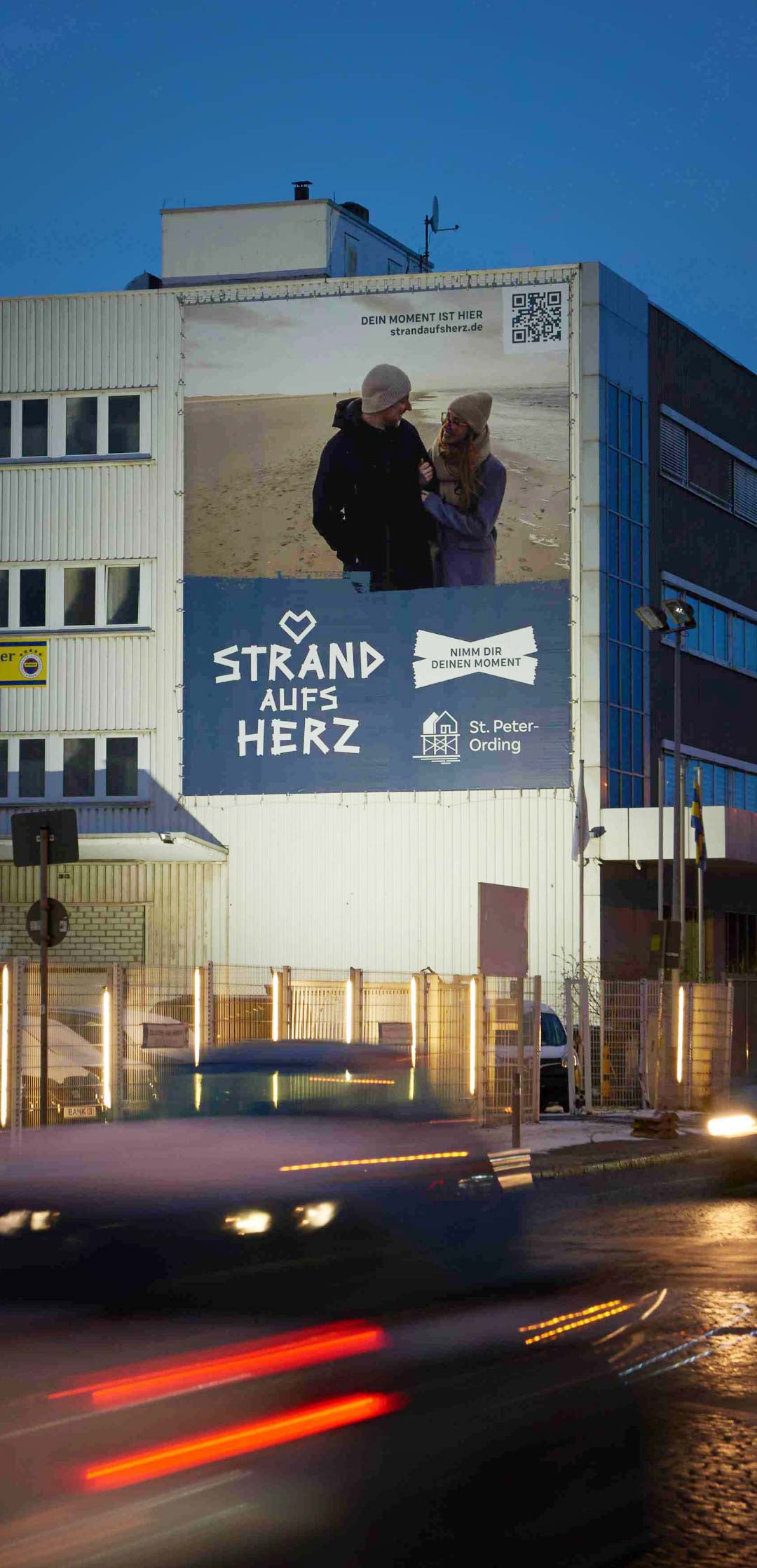 Ein Strand aufs Herz Plakat an einer Hauswand