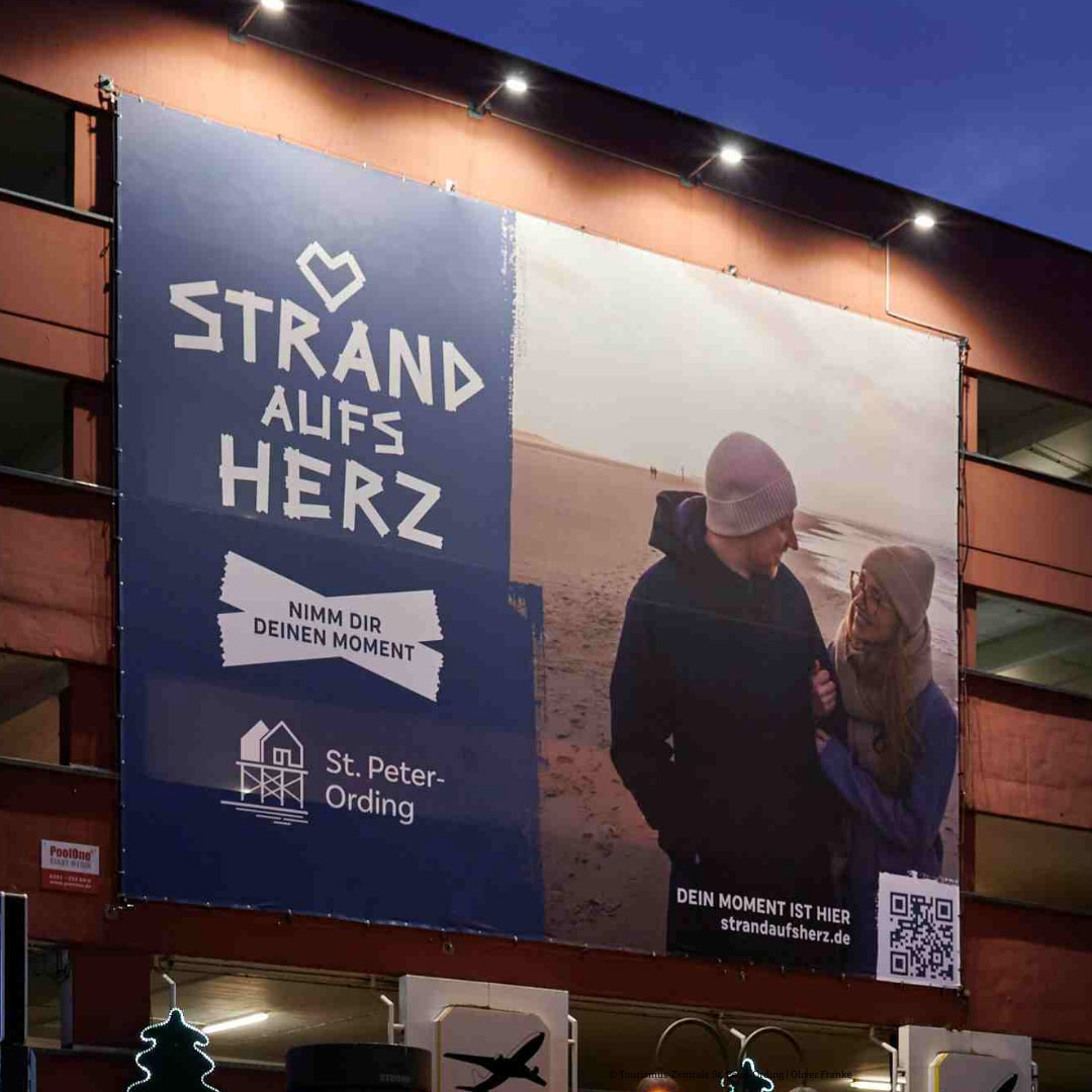 Ein Strand aufs Herz Plakat an einer Hauswand