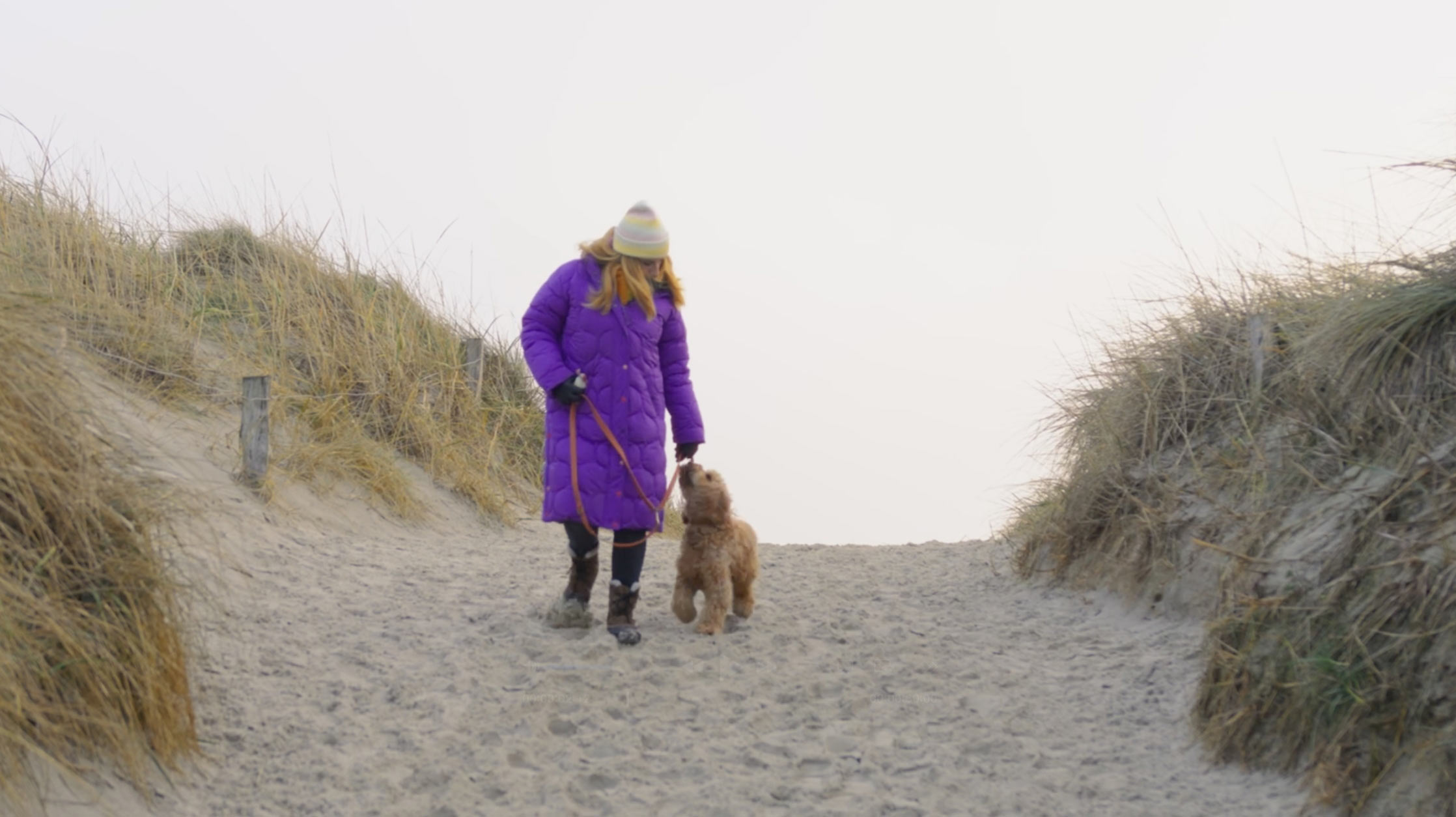 Frau mit Hund am Strand