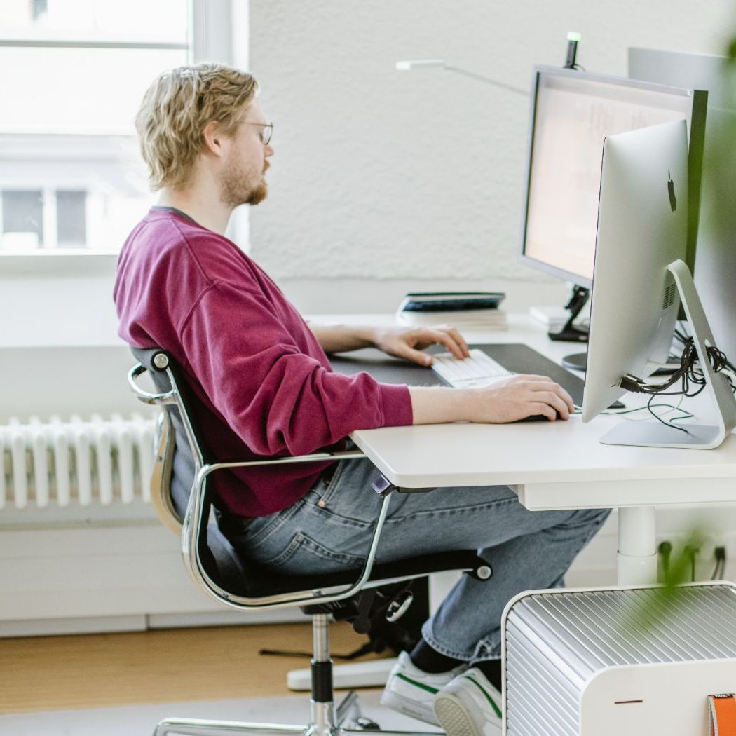 Ein Hochzwei Mitarbeiter sitzt am Computer und arbeitet