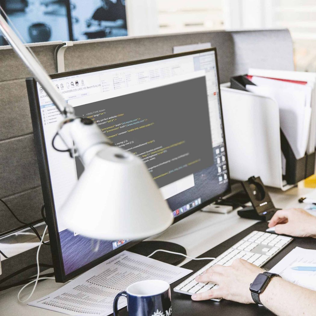 Blick auf den Computer eines Programmierers