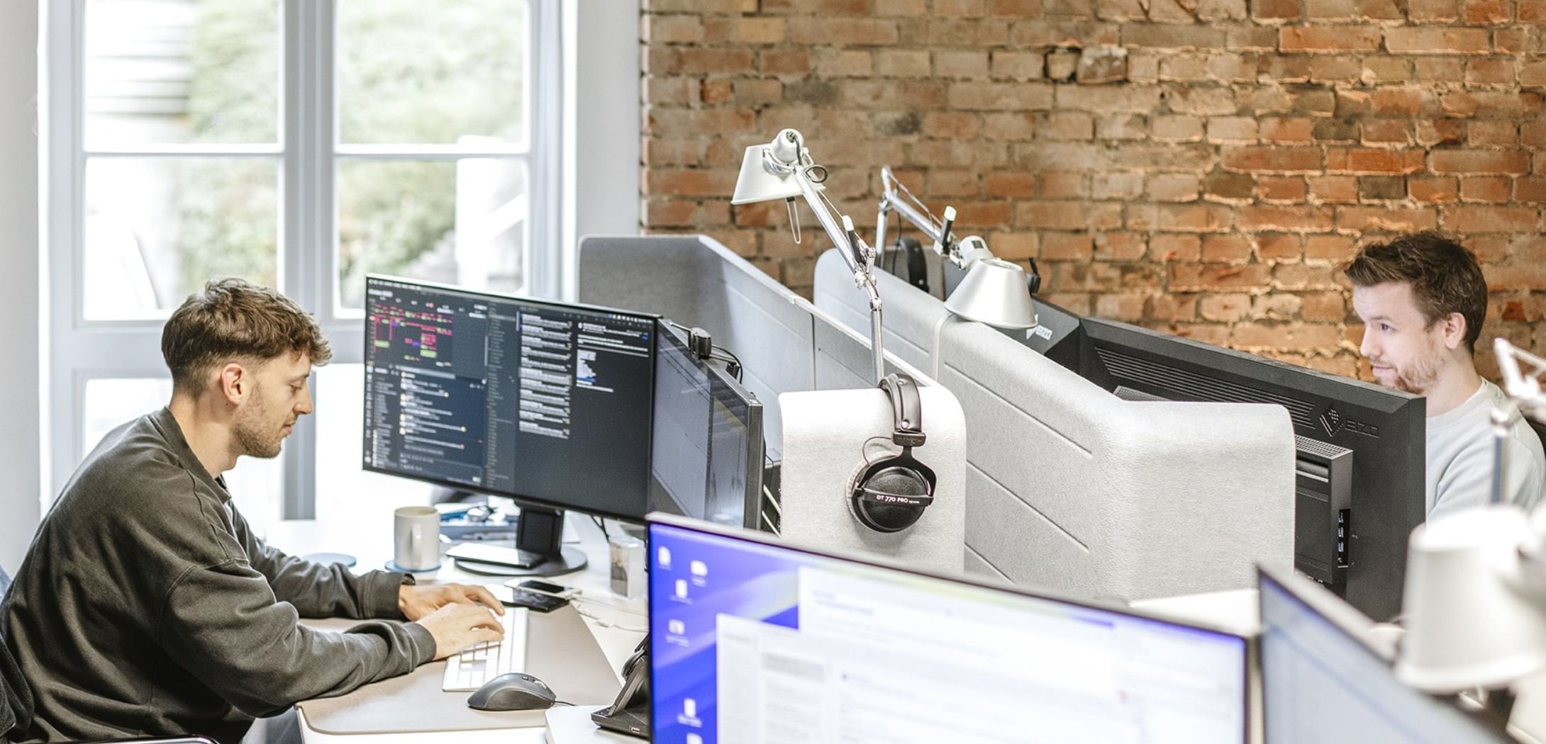 Zwei Programmierer sitzen im Büro und arbeiten