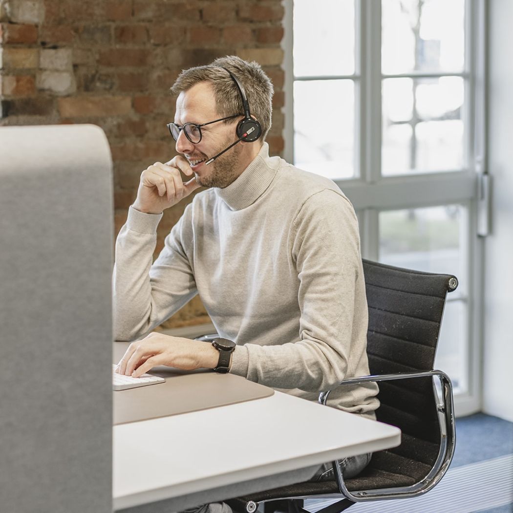 Ein Mitarbeiter der Werbeagentur Hochzwei am telefonieren