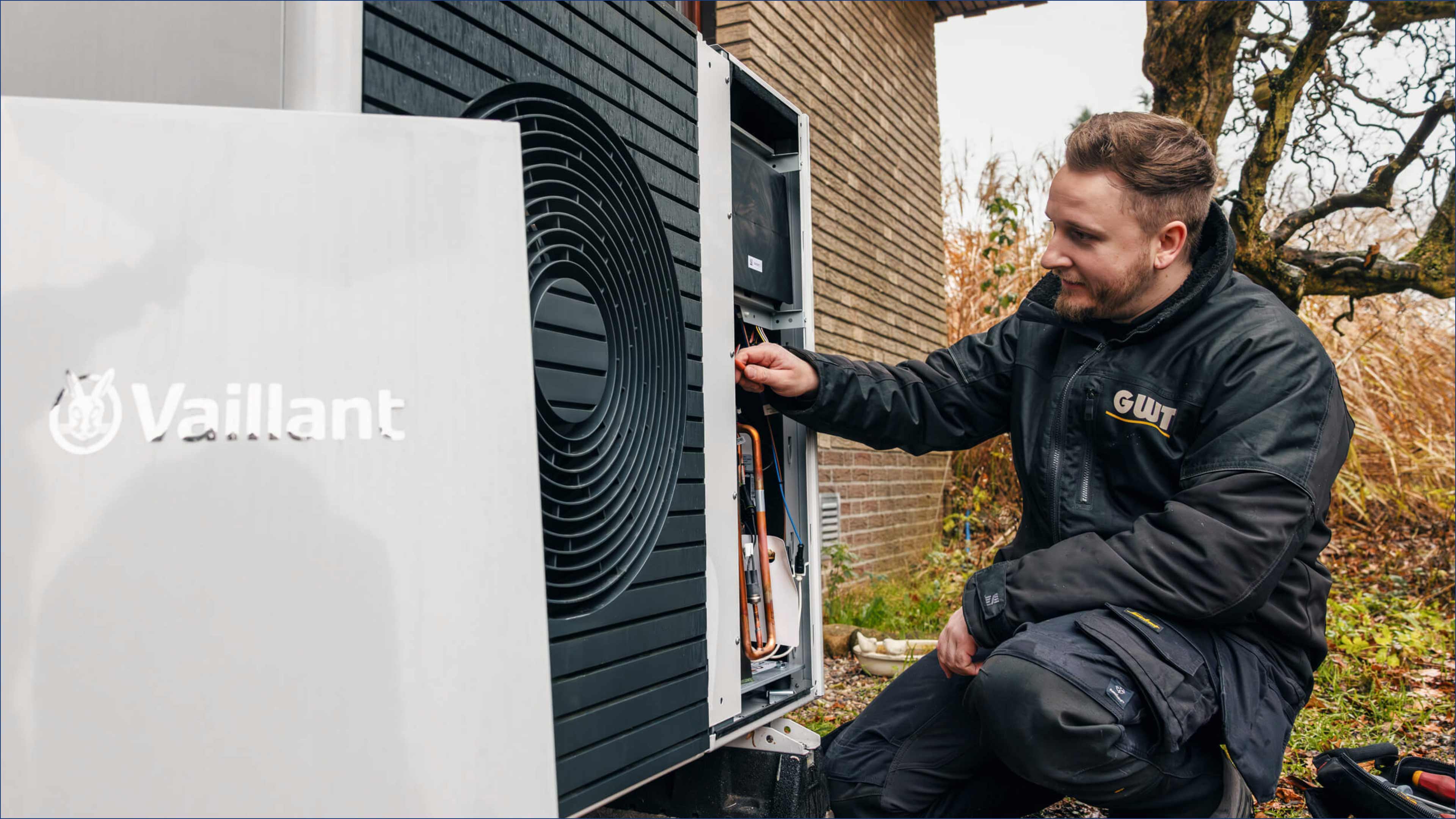 hochzwei_Internetauftritt_GWT_Slider_03.jpg Ein Techniker prüft eine Anlage