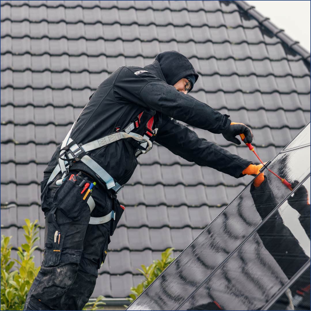 hochzwei_Internetauftritt_GWT_teaser_07.jpg Ein Handwerker installiert eine Solaranlage auf einem Dach