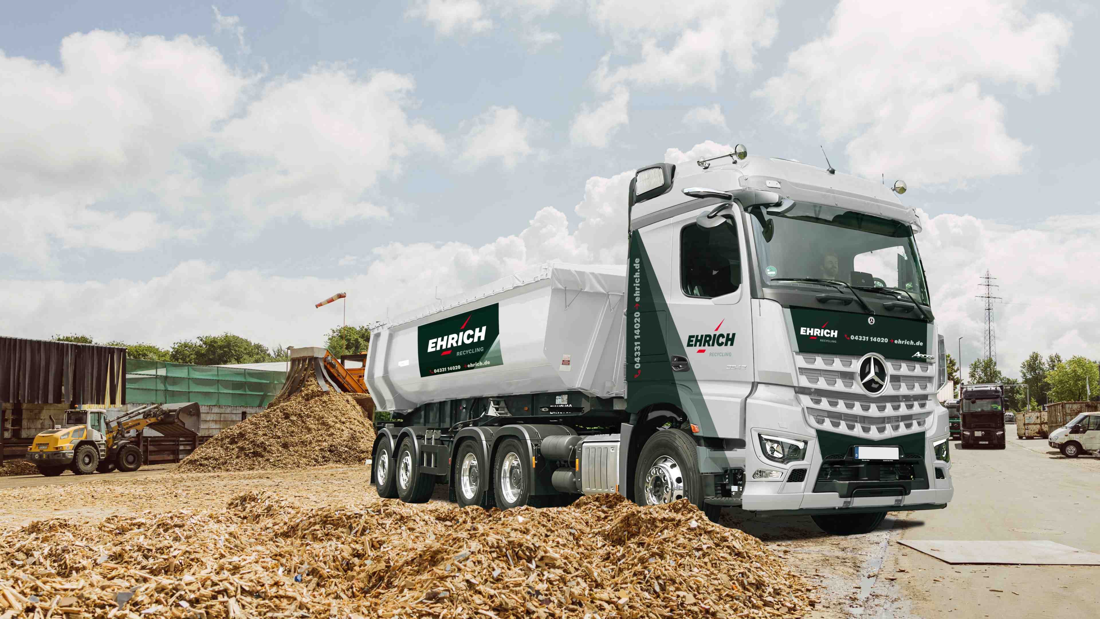 Ein weißer Ehrich LKW auf dem Werkgelände