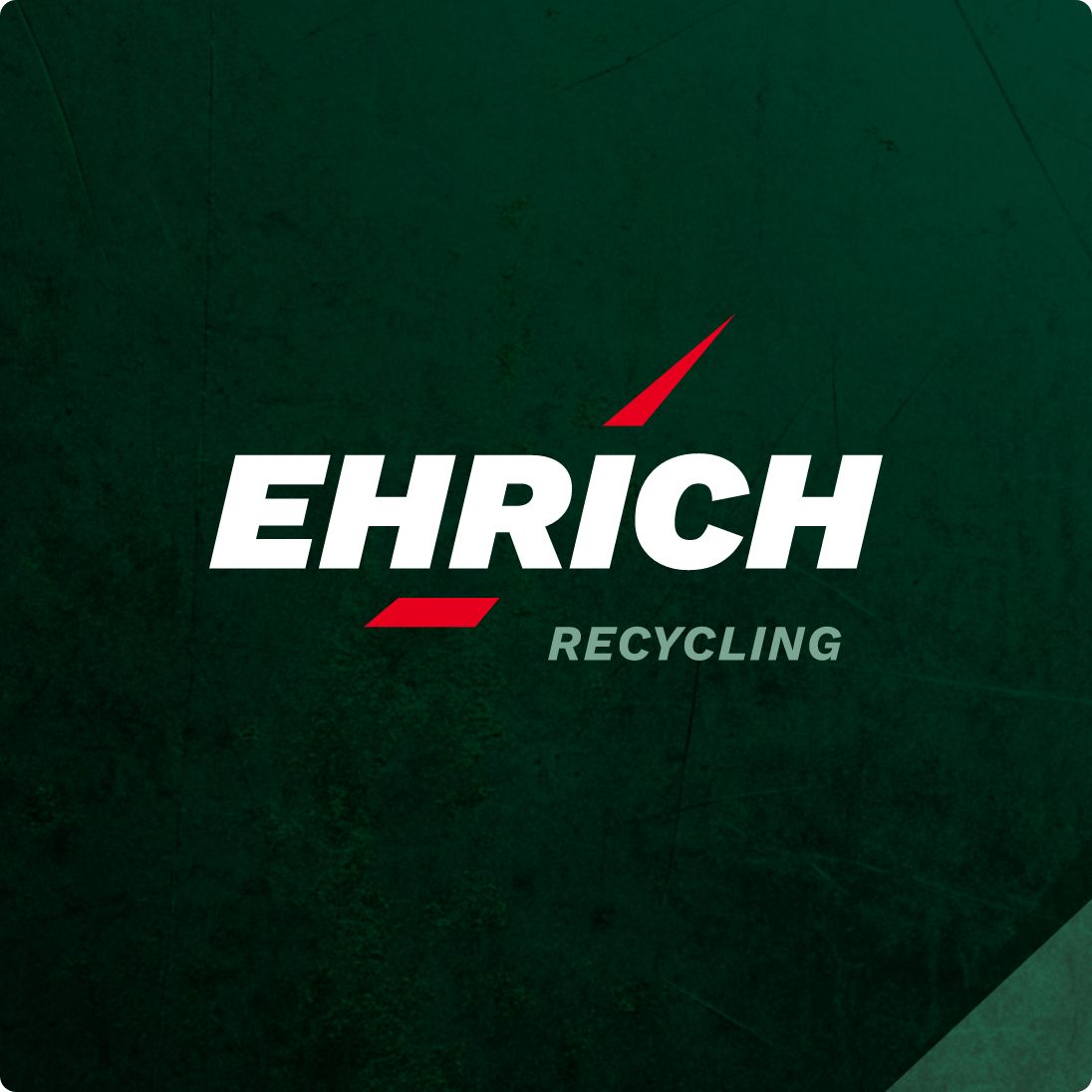 Das Logo mit dem Schriftzug Ehrich Recycling in weiß auf dunkelgrün mit einem roten Dekoelement