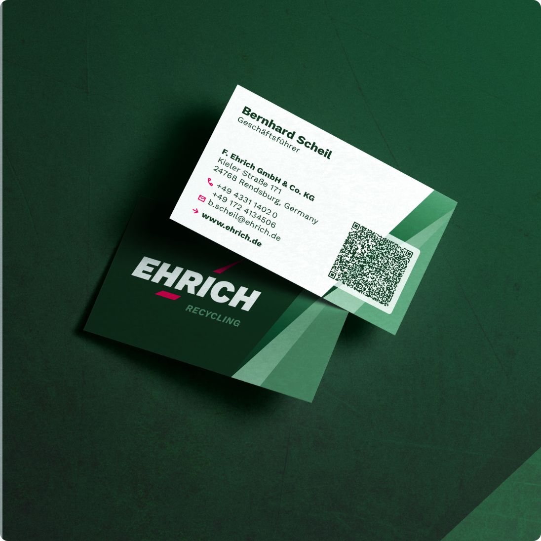 Ehrich Visitenkarte von vorne und hinten mit dem Ehrich Logo auf dunkelgrünem Hintergrund