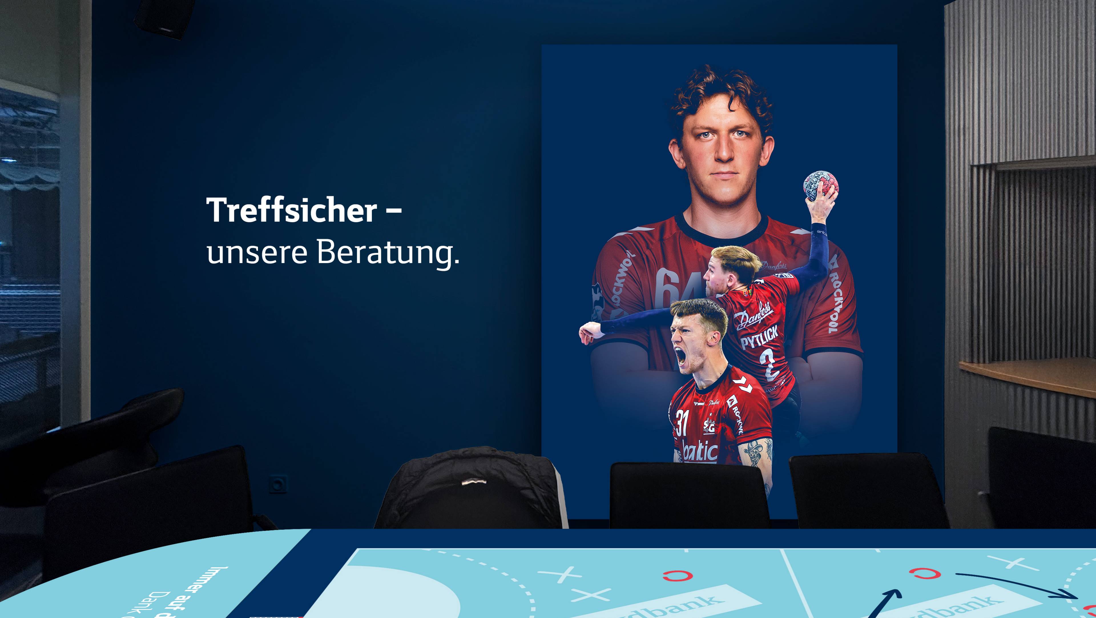 Ein Plakat mit zwei Handballspieler an einer dunklen Wand, darauf der Schriftzug Treffsicher - Unsere Beratung