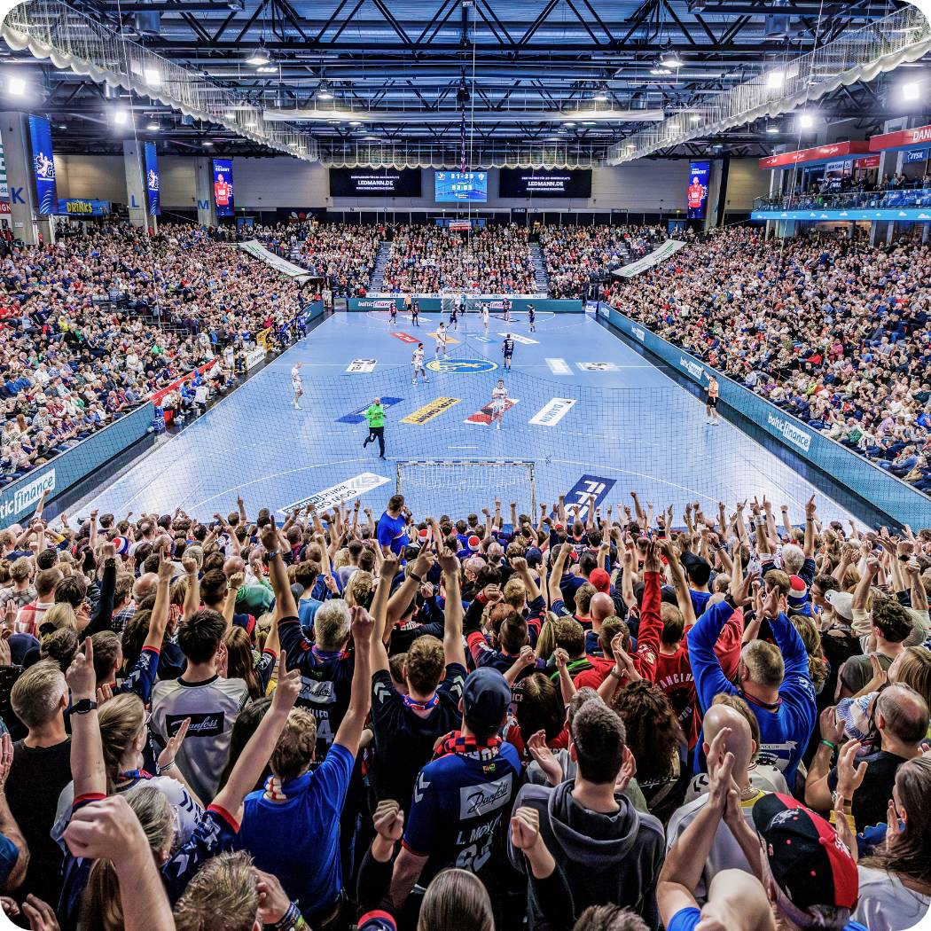 Eine prall gefüllte Handballhalle mit jubelnden SG Fans